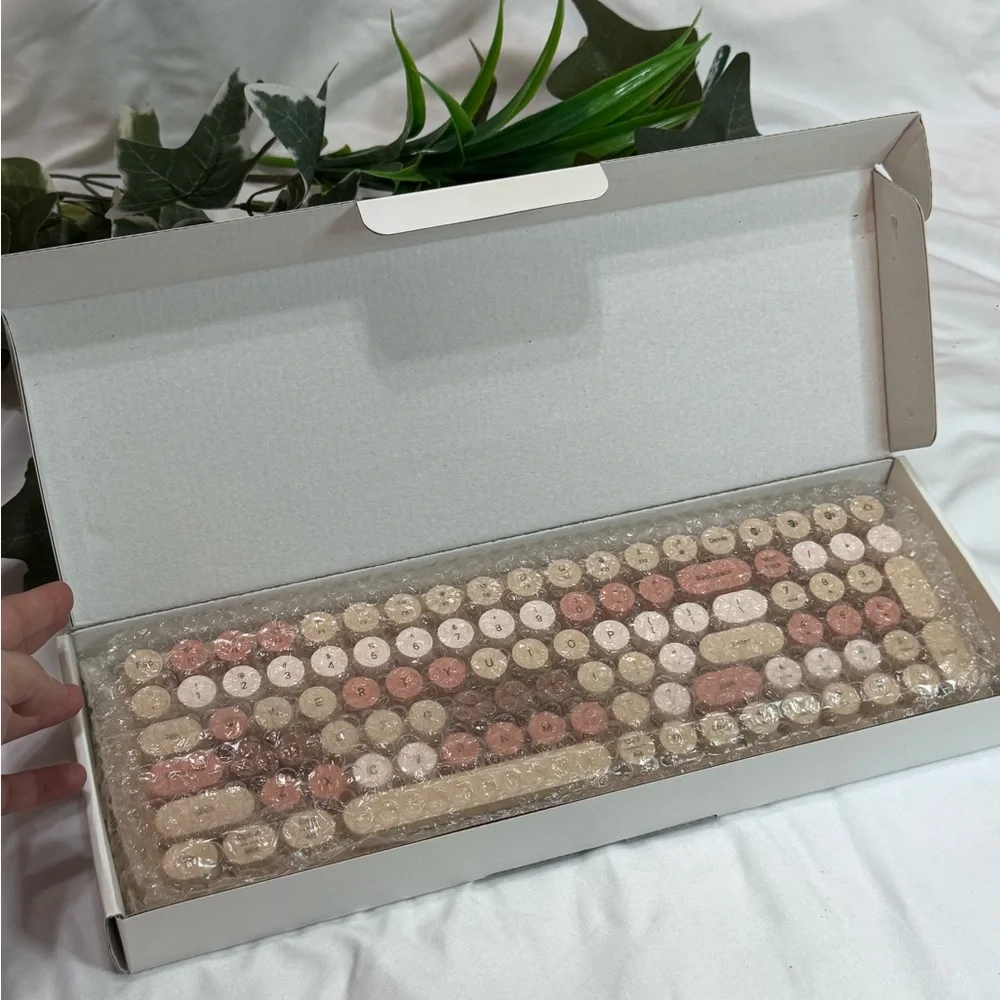 Retro Style Bluetooth Keyboard with Neutral Keys